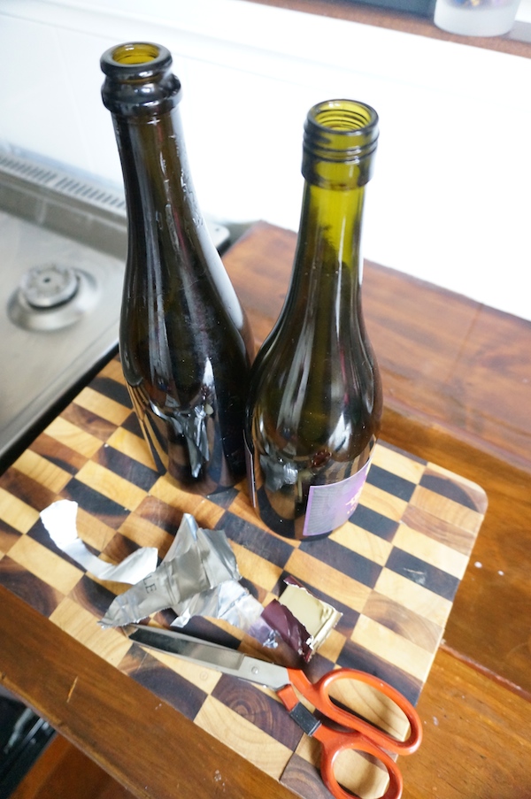 Removing aluminium foil from wine bottle