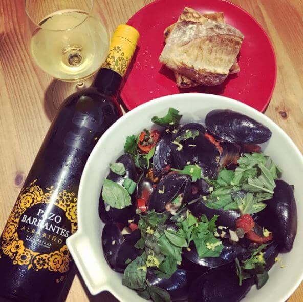 Chilli Mussels with Dry White Wine - Travelling Corkscrew