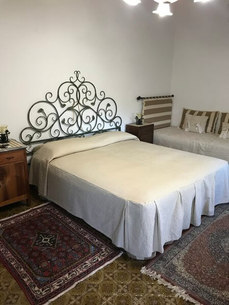 b-and-b-ornate-bed-four-winds-follina-prosecco-road-italy