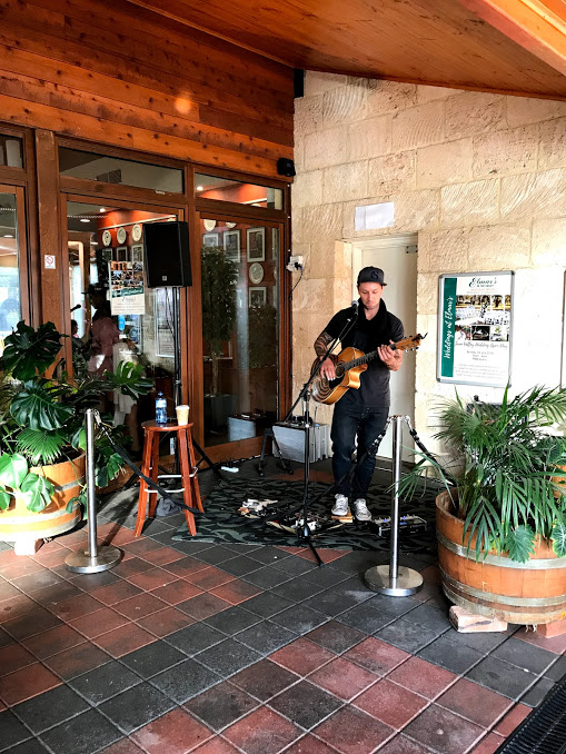 live-acoustic-music-at-elmars-in-the-valley