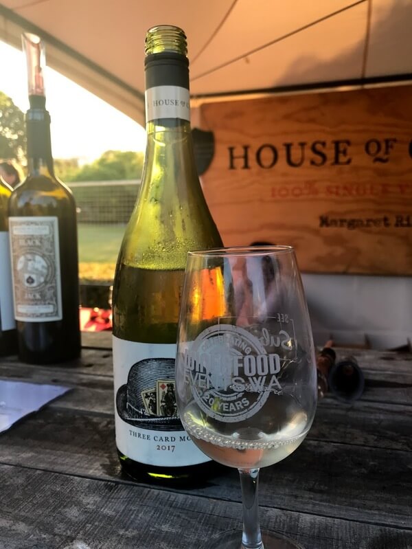glass-and-bottle-of-house-of-cards-margaret-river-threecard-monte-sauvignon-blanc