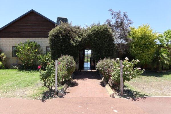 entrance-into-the-black-swan-winery
