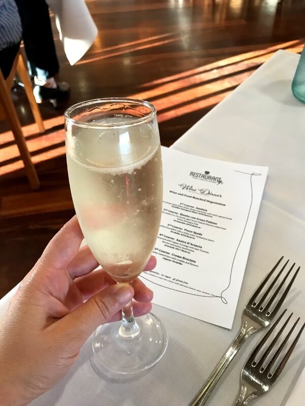 glass-of-sparkling-wine-eve-at-pinelli-estate-winery-restaurant