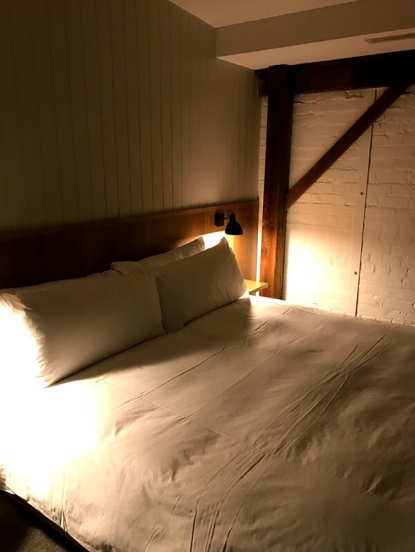 king-size-bed-and-bedside-lighting-at-the-premier-mill-hotel-katanning