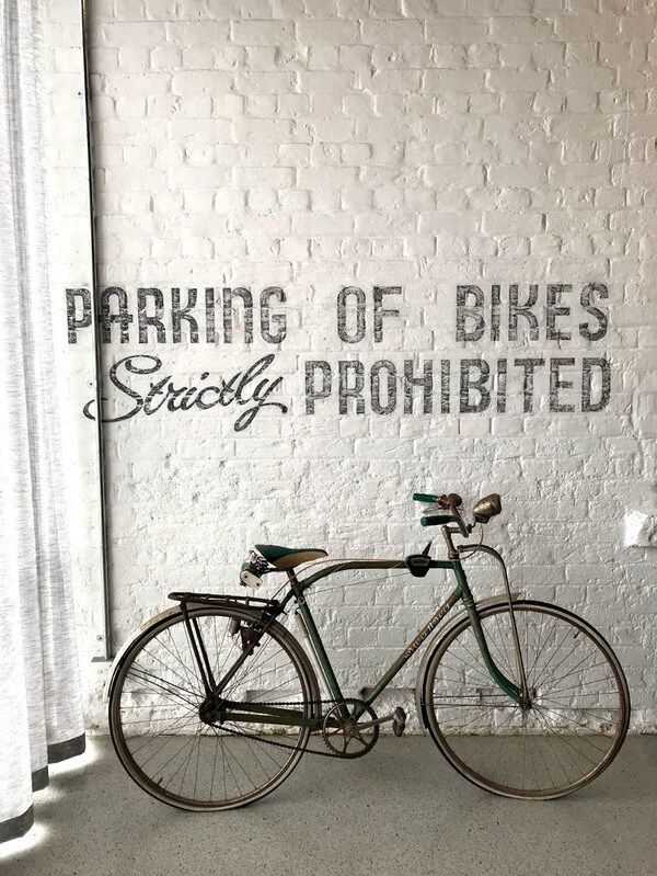 parking-is-strictly-prohibited-sign-on-white-wall-and-old-bicycle-at-the-premier-mill-hotel-katanning
