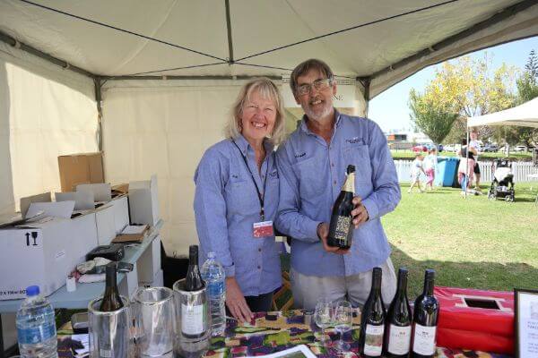 julie and richard from parish lane wine holding a bottle of sparkling wine at the albany wine and food festival